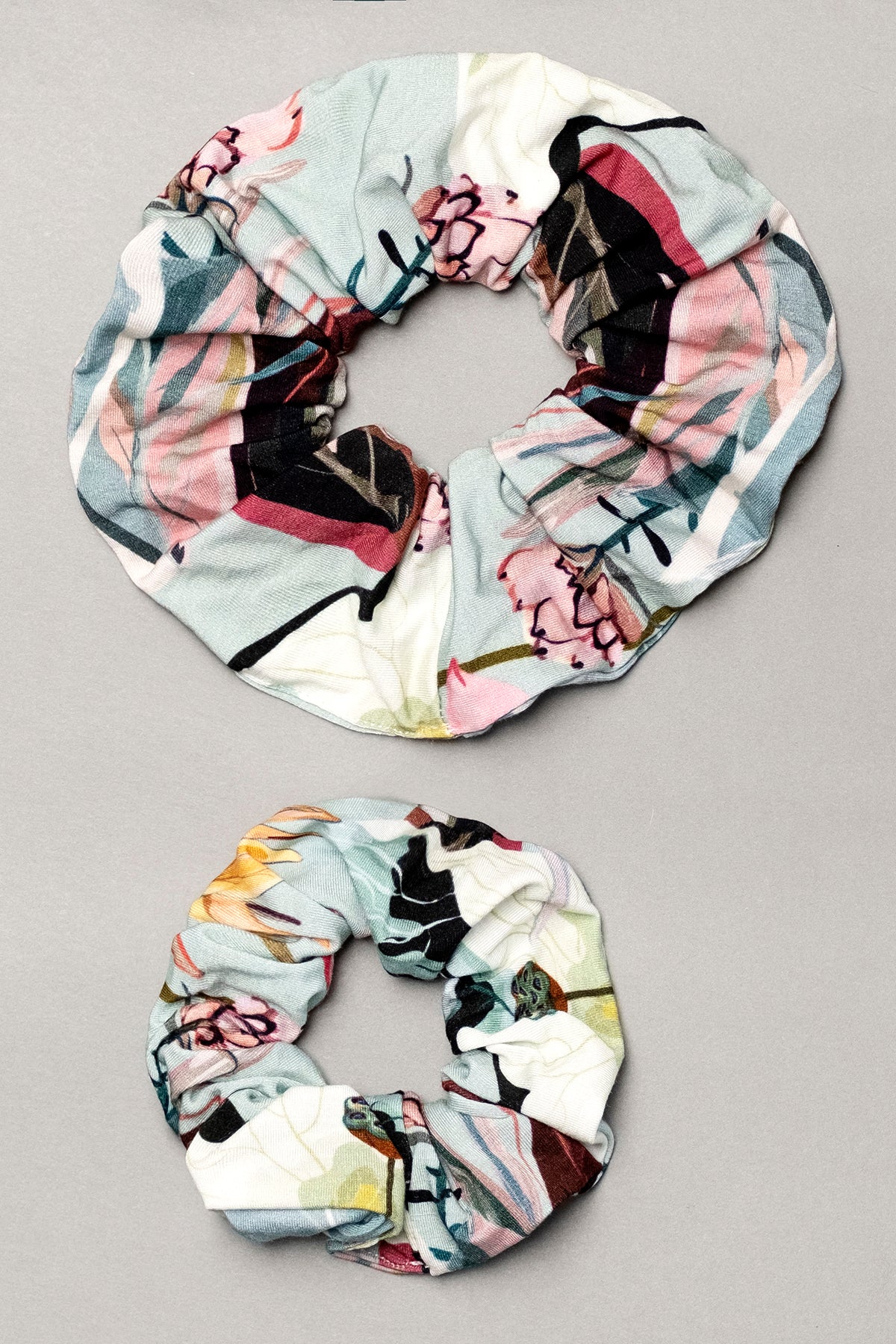 Zestaw 2 gumek do włosów scrunchie – kwiatowy print_2