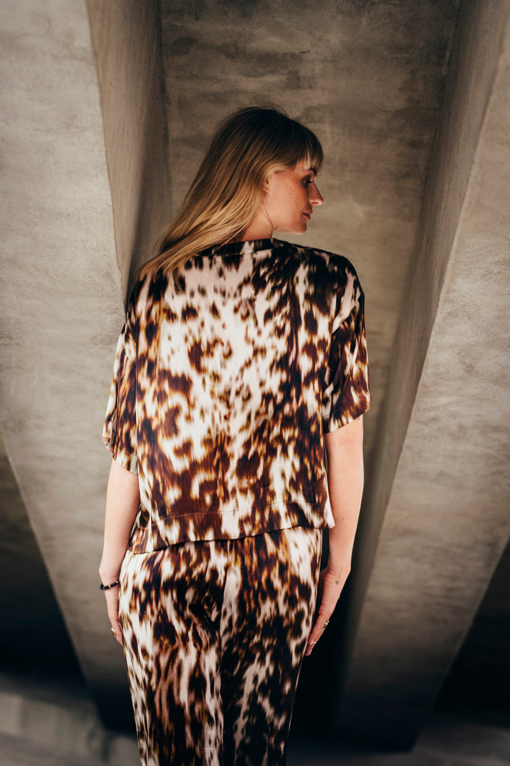 Echo T-shirt oversize z krótkim rękawem – czekoladowy druk_5