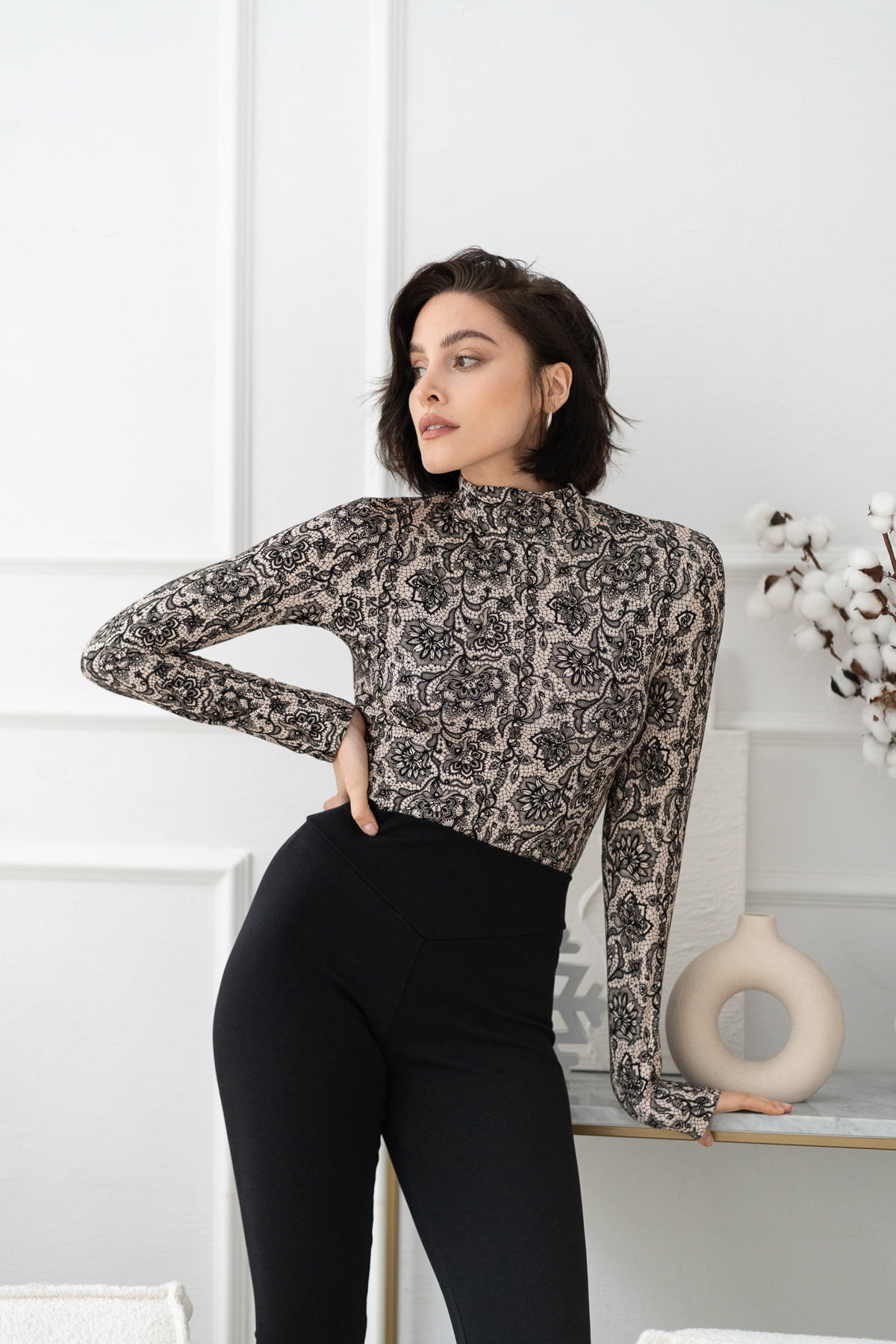 Loungewear Viskose-Body mit Rollkragen – Spitzenmotiv