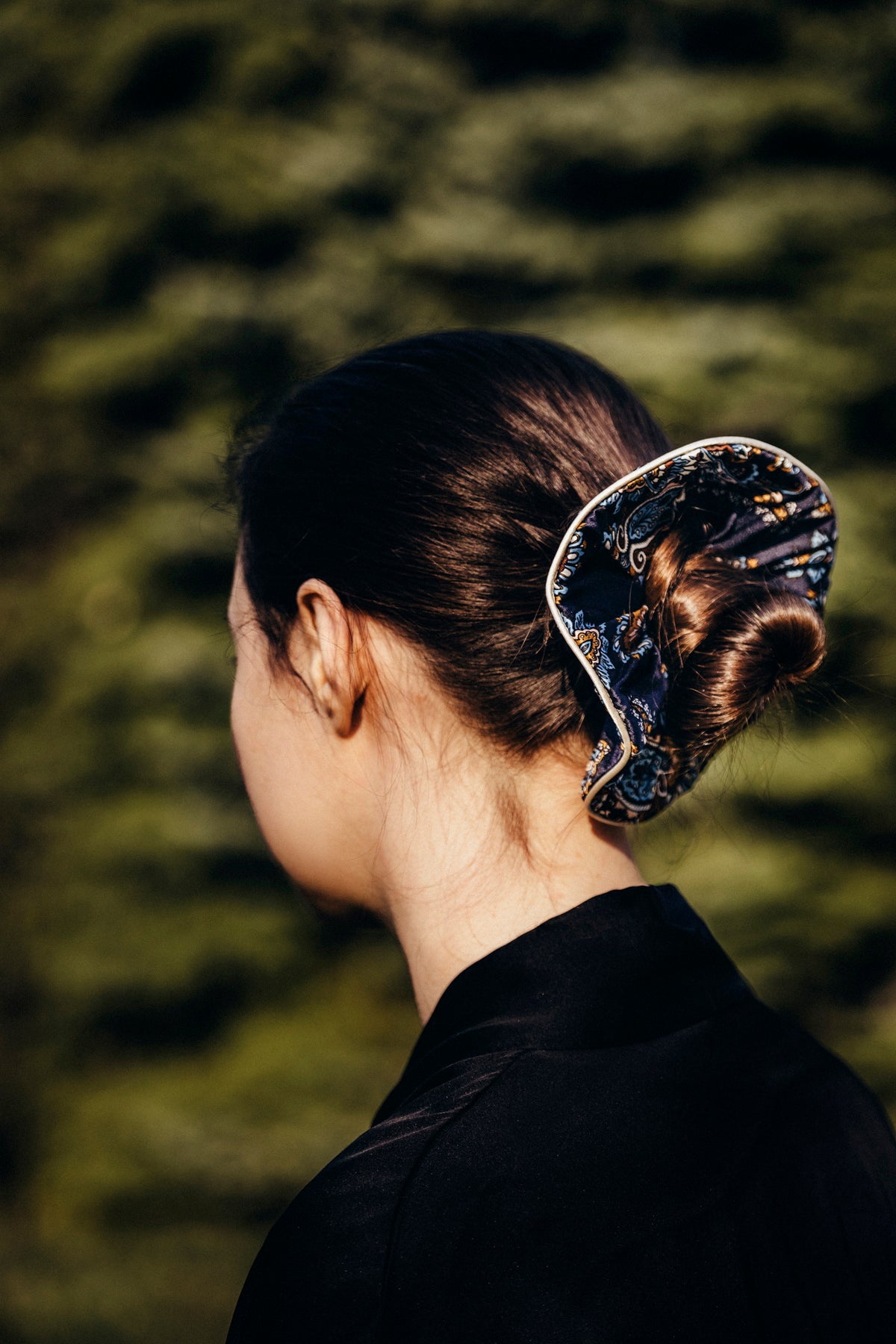 Lullaby jedwabna gumka scrunchie z ozdobnym brzegiem – paisley granat_3