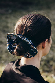 Lullaby jedwabna gumka scrunchie z ozdobnym brzegiem – paisley granat
