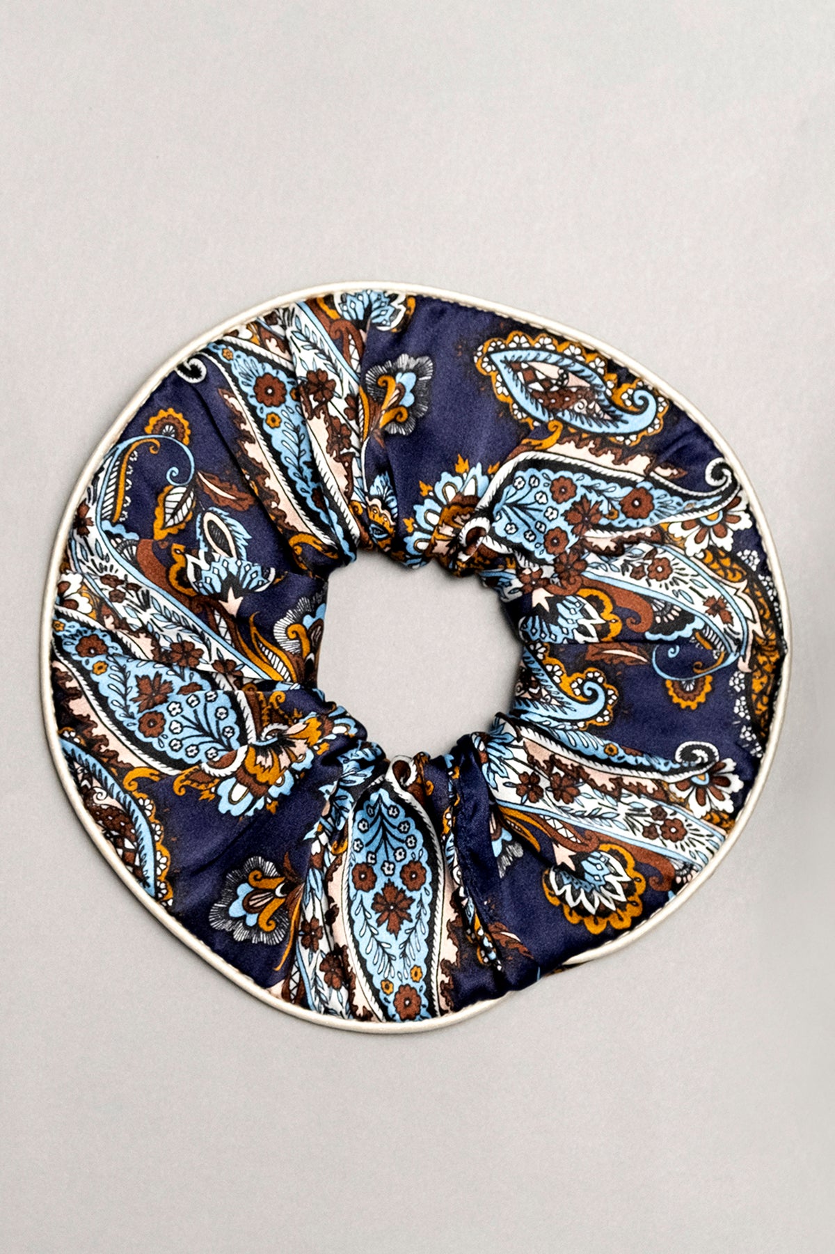 Lullaby jedwabna gumka scrunchie z ozdobnym brzegiem – paisley granat_2