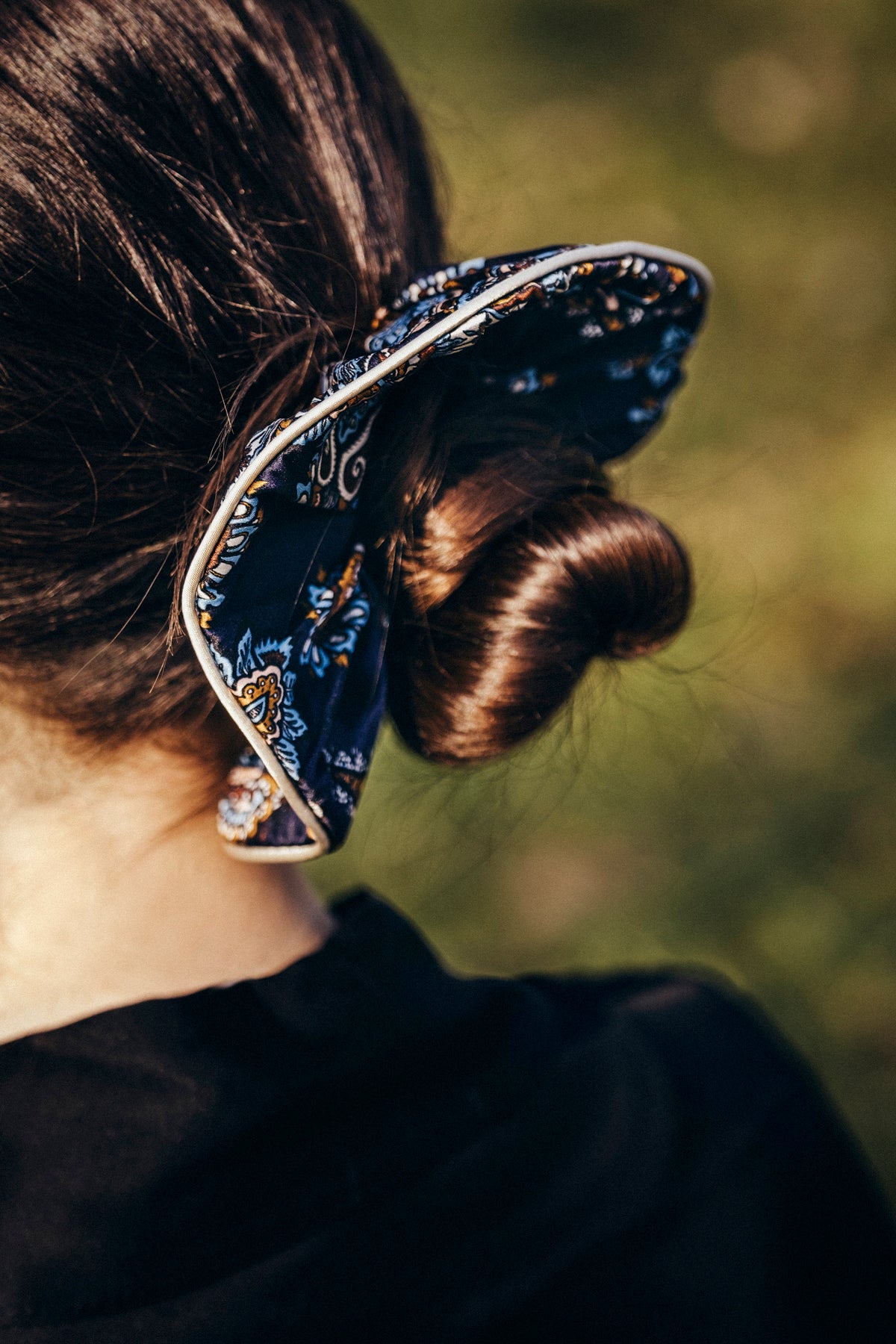 Lullaby jedwabna gumka scrunchie z ozdobnym brzegiem – paisley granat_7