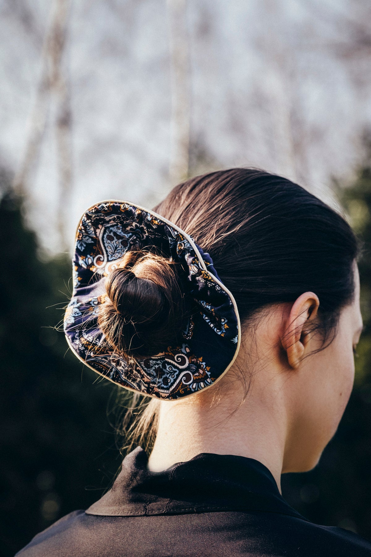 Lullaby jedwabna gumka scrunchie z ozdobnym brzegiem – paisley granat_5