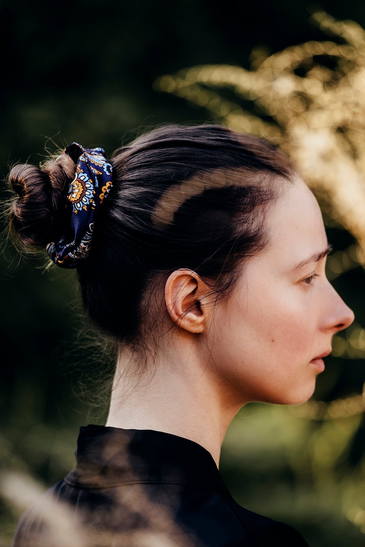 Lullaby jedwabna gumka scrunchie – głęboki granat, wzór paisley_5