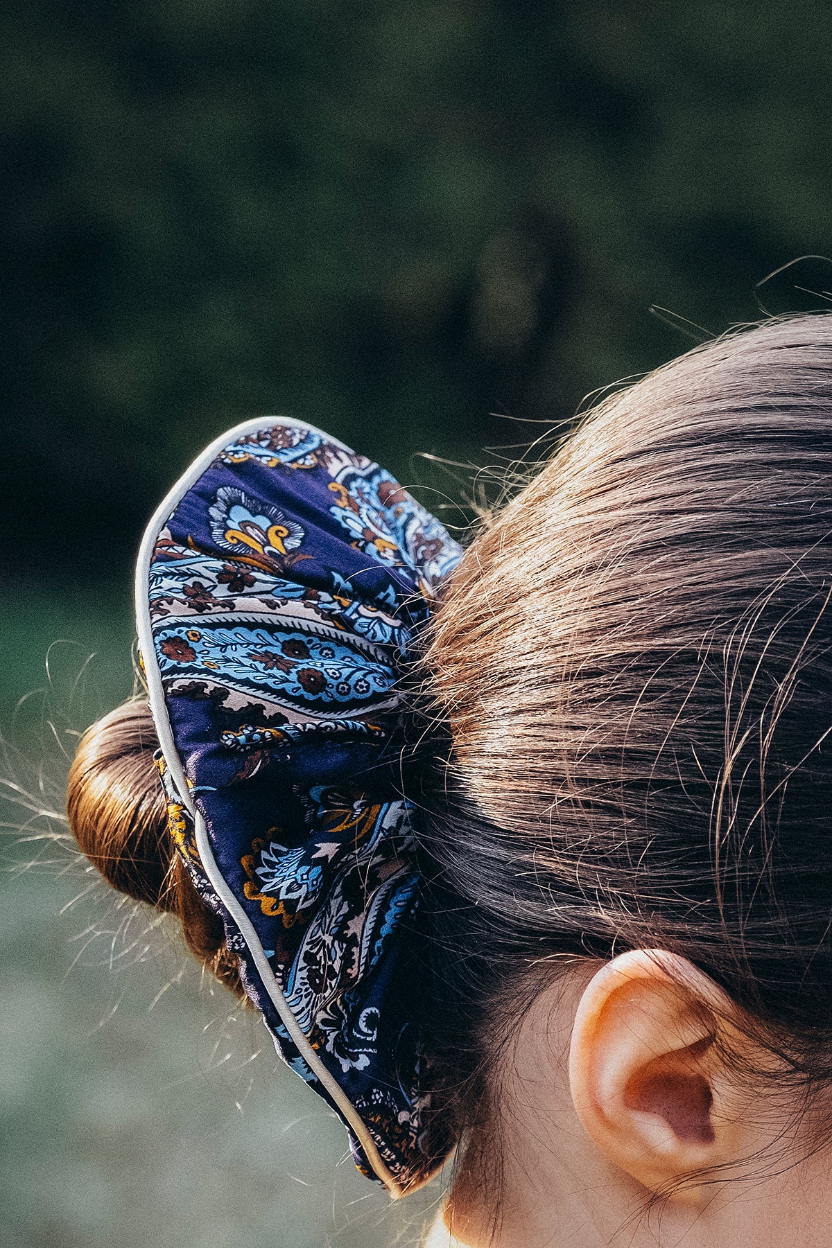 Lullaby jedwabna gumka scrunchie z ozdobnym brzegiem – paisley granat_4