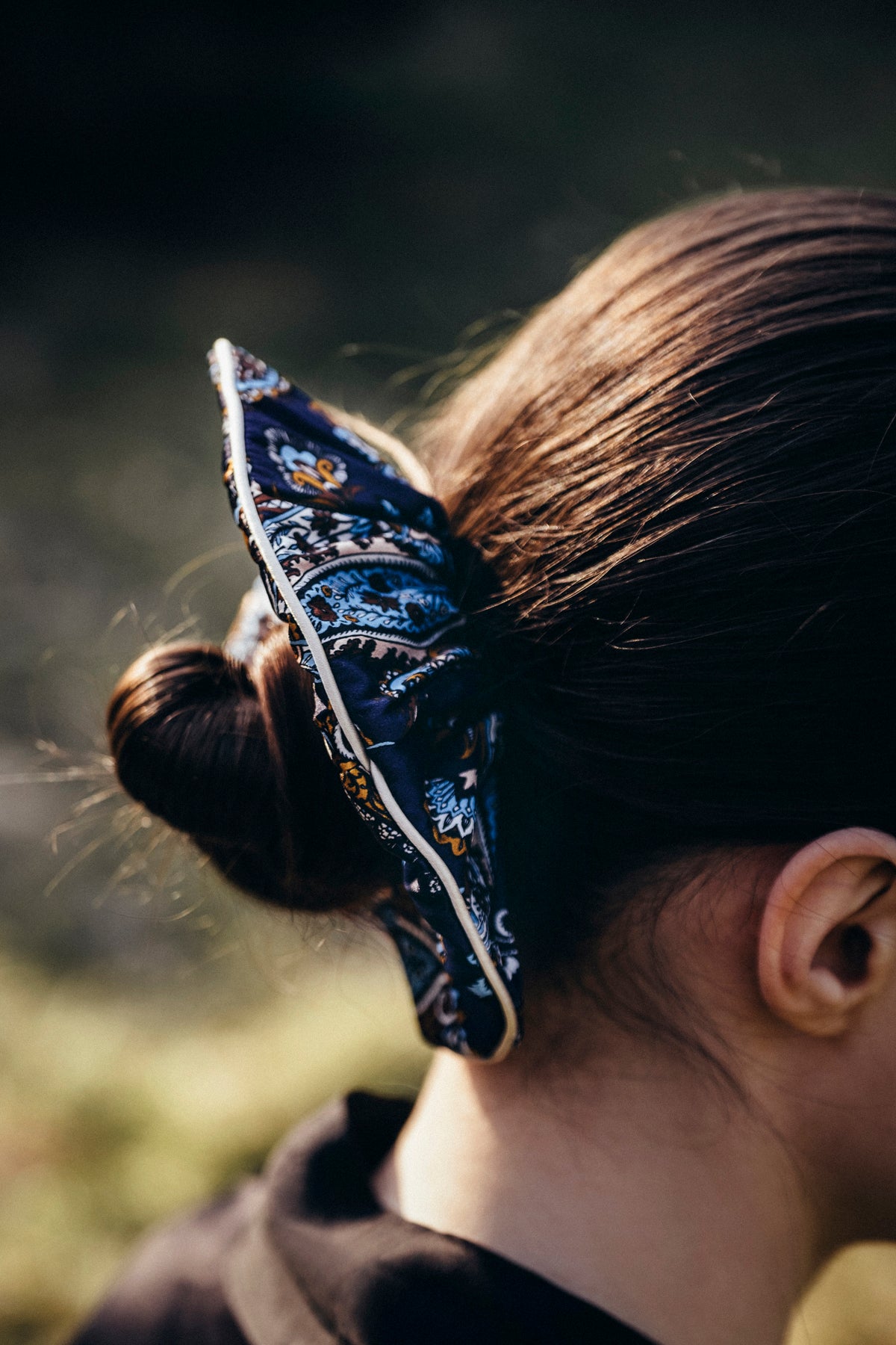 Lullaby jedwabna gumka scrunchie z ozdobnym brzegiem – paisley granat_8