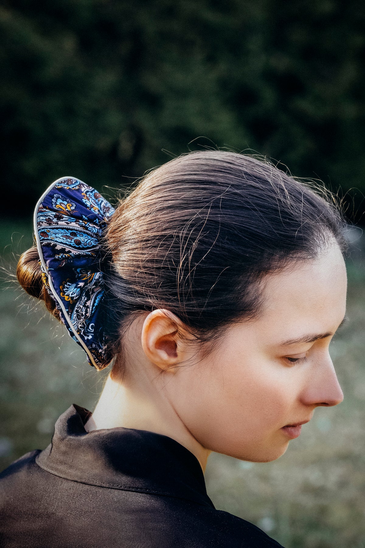 Lullaby jedwabna gumka scrunchie z ozdobnym brzegiem – paisley granat_6