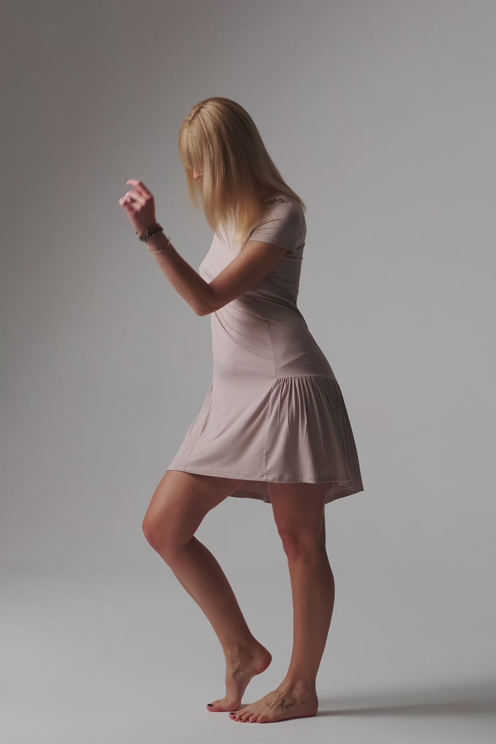 Załaduj wideo: Jackie koszulka nocna / sukienka loungewear z falbanką – mleko migdałowe