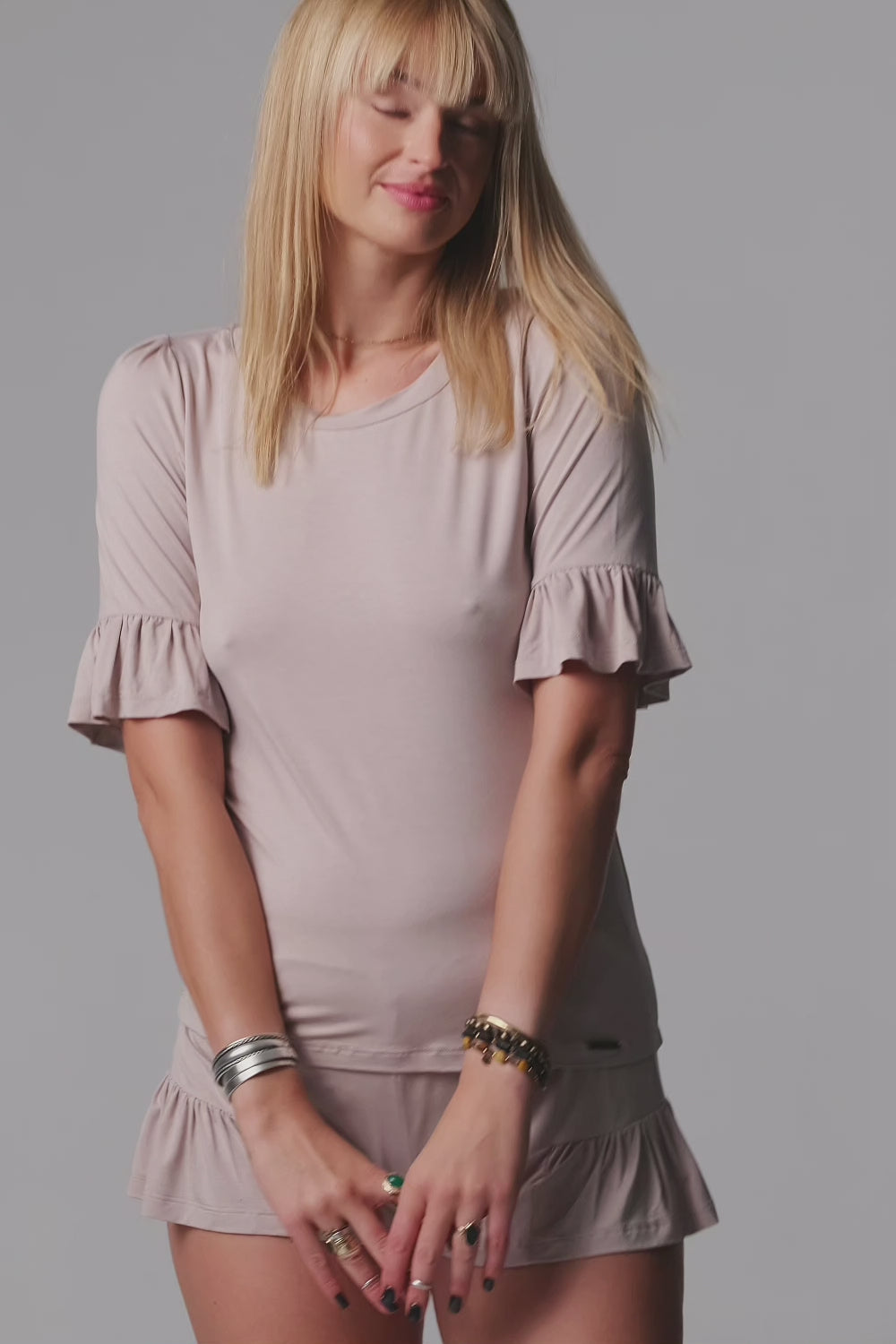 Załaduj wideo: Jackie krótka piżama loungewear z falbankami – mleko migdałowe