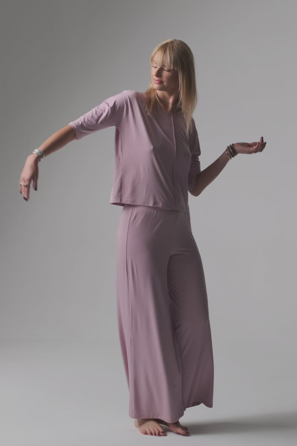 Załaduj wideo: Jackie piżama loungewear z szerokimi spodniami – lila