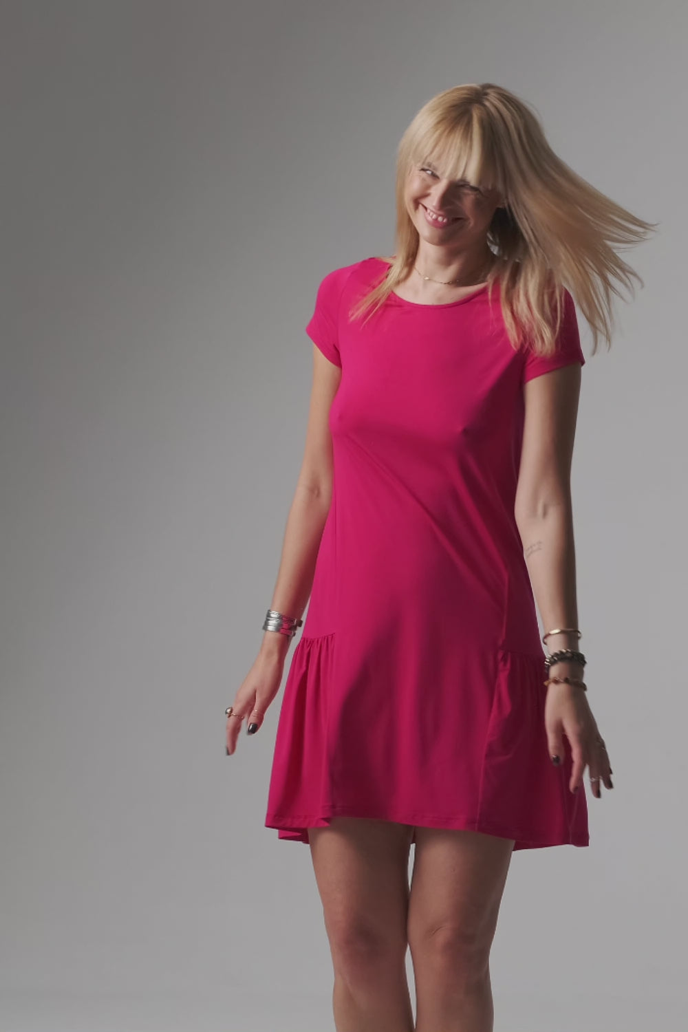 Załaduj wideo: Jackie koszulka nocna / sukienka loungewear z falbanką – rubinowa