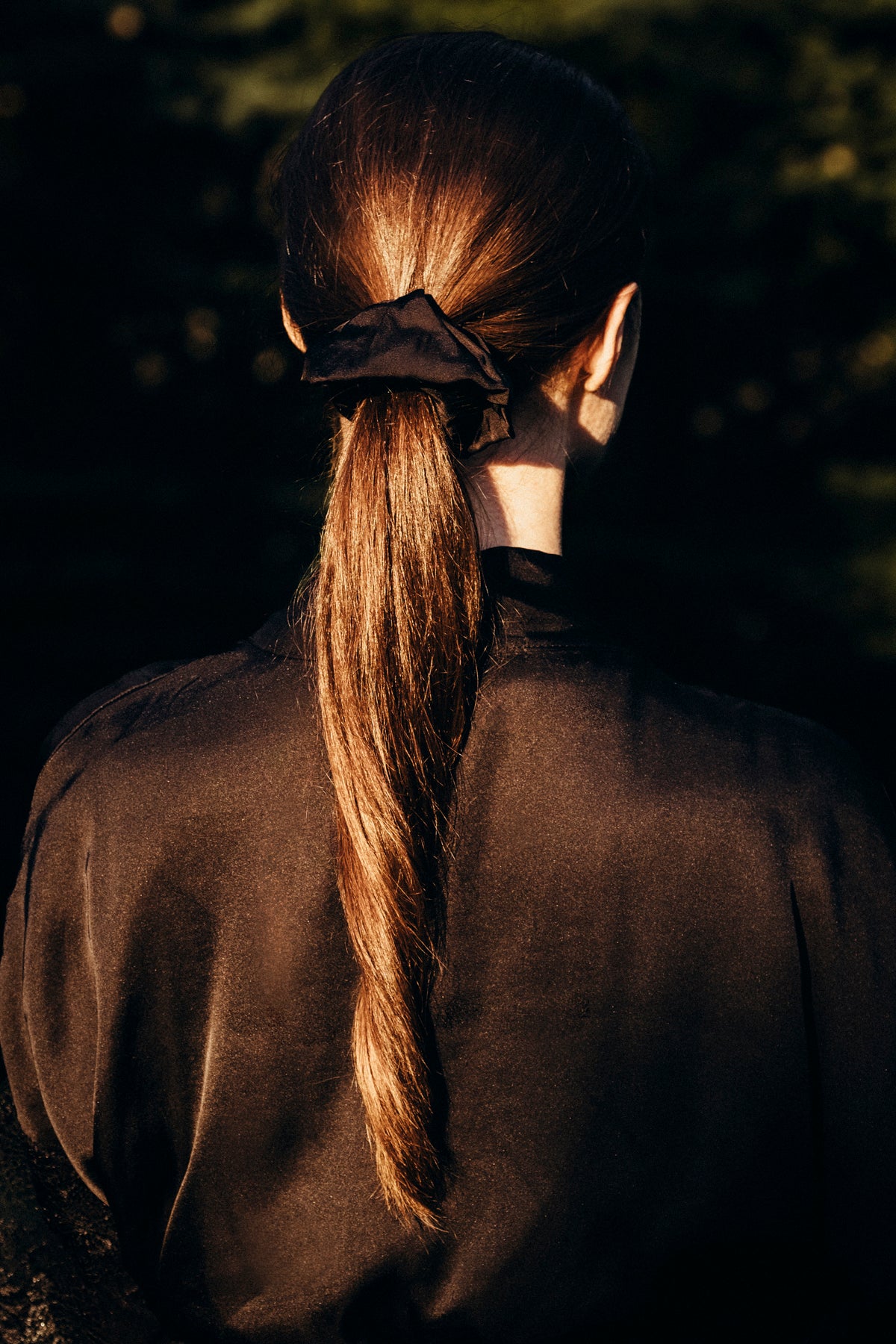 Satynowa gumka do włosów scrunchie – czarna