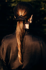 Satynowa gumka do włosów scrunchie – czarna