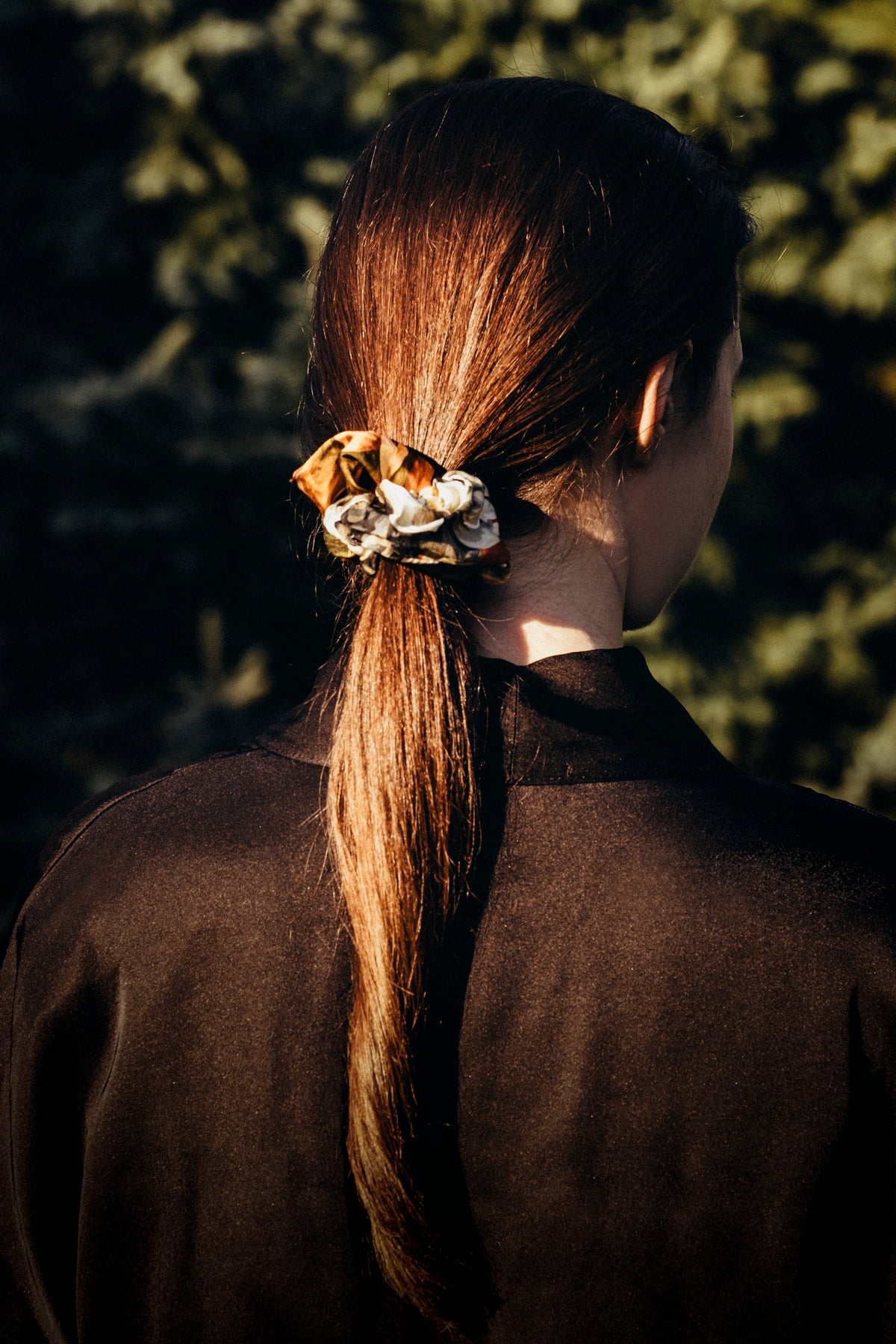 Satynowa gumka do włosów scrunchie – kwiatowy print