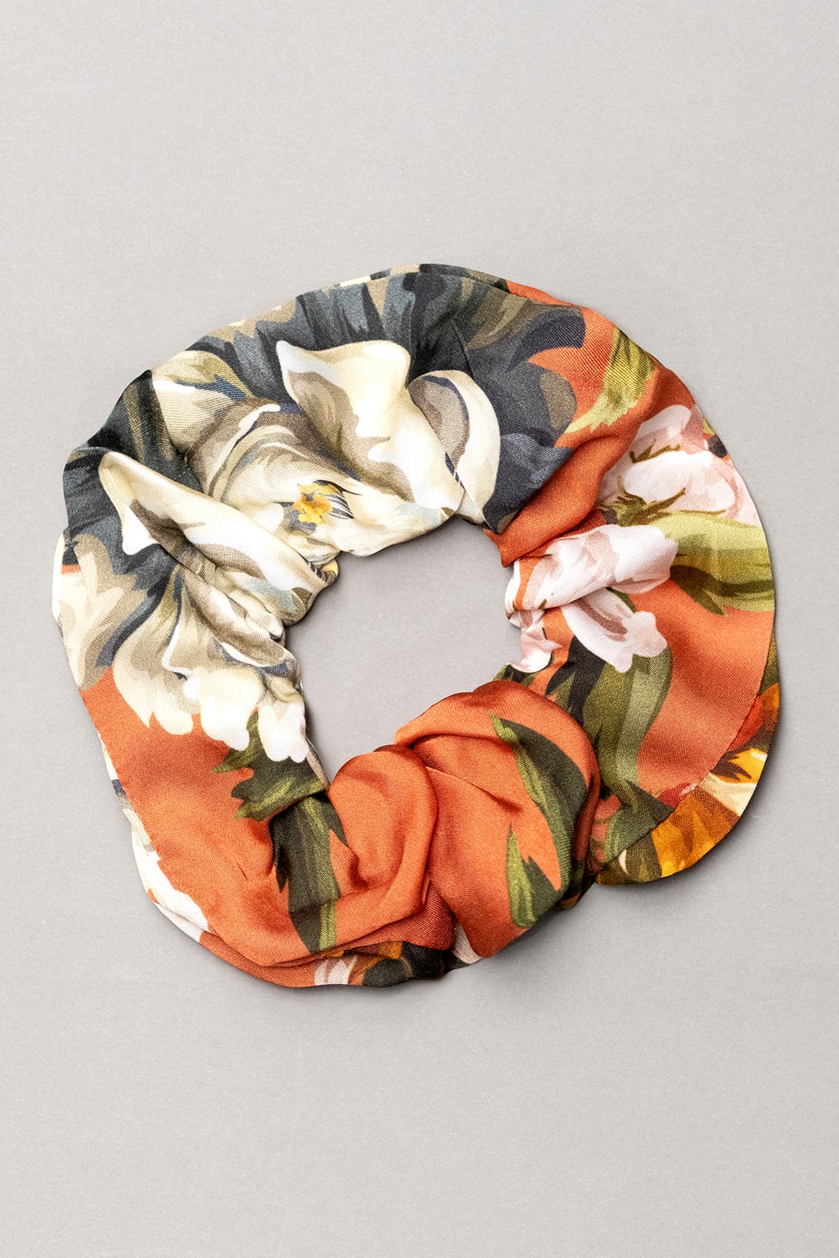 Satynowa gumka do włosów scrunchie – kwiatowy print_3