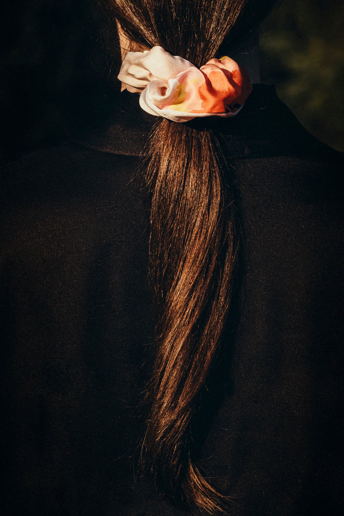 Satynowa gumka do włosów scrunchie – wiosenny print_3
