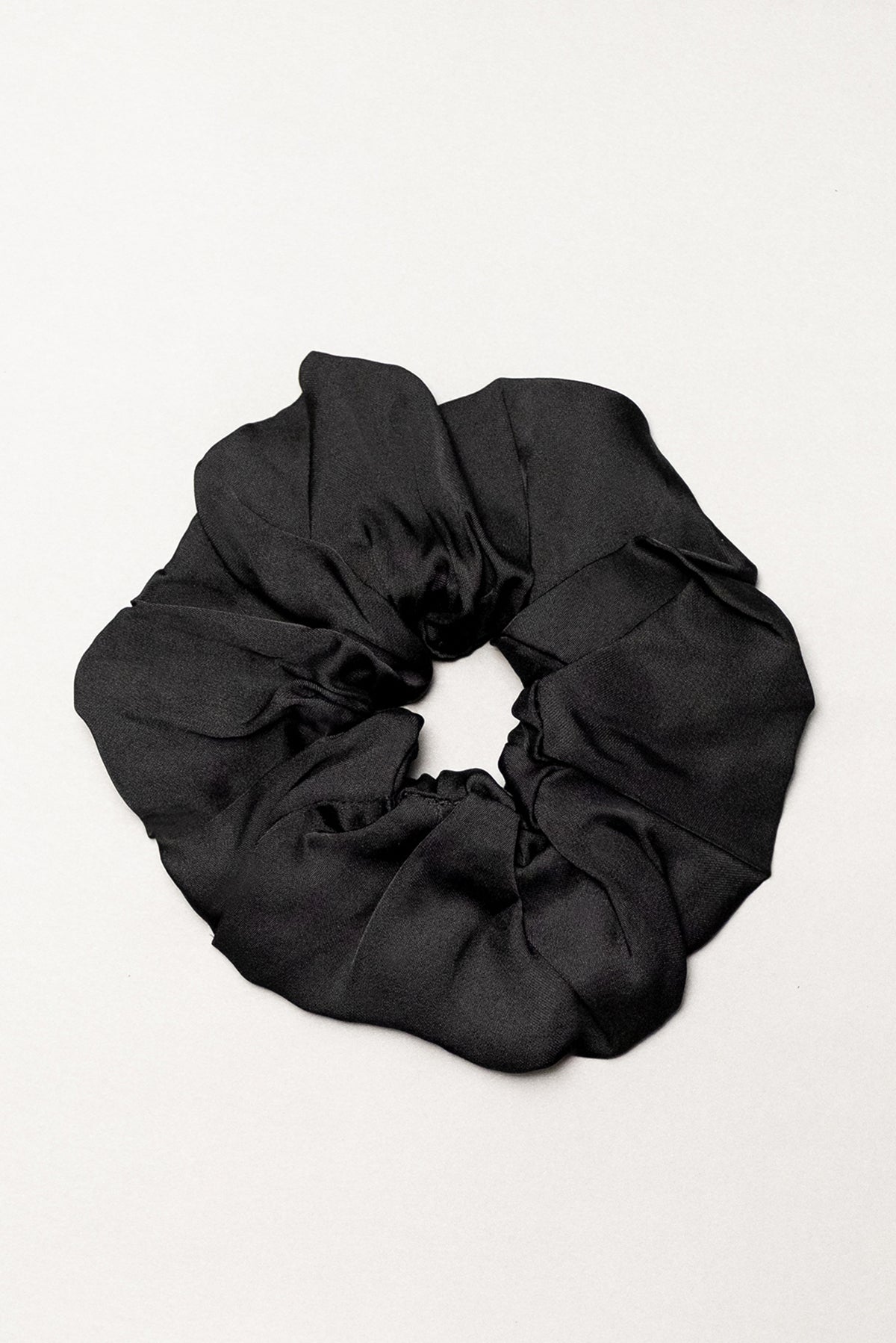 Satynowa gumka do włosów scrunchie – czarna_2