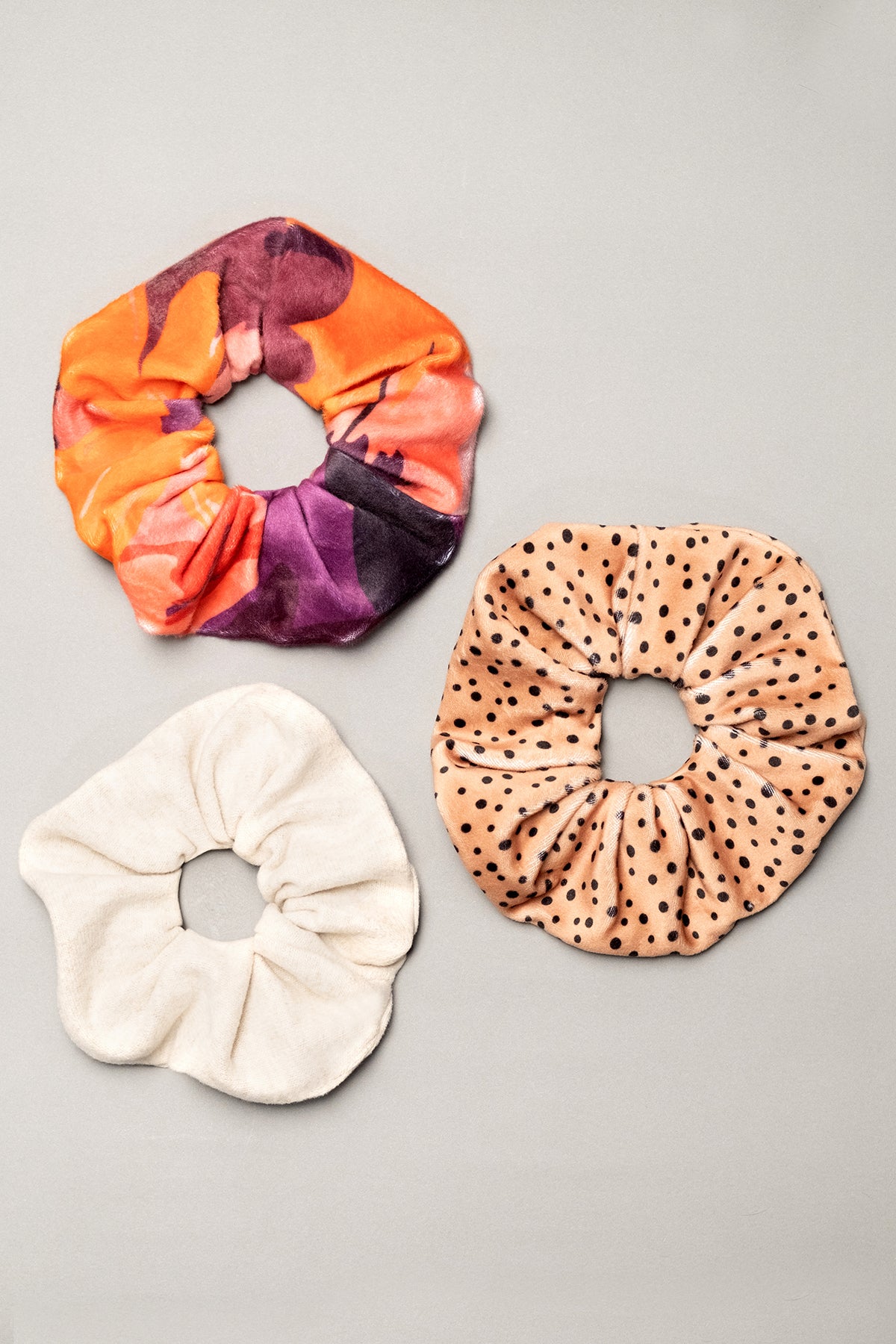 Welurowa gumka do włosów scrunchie_2