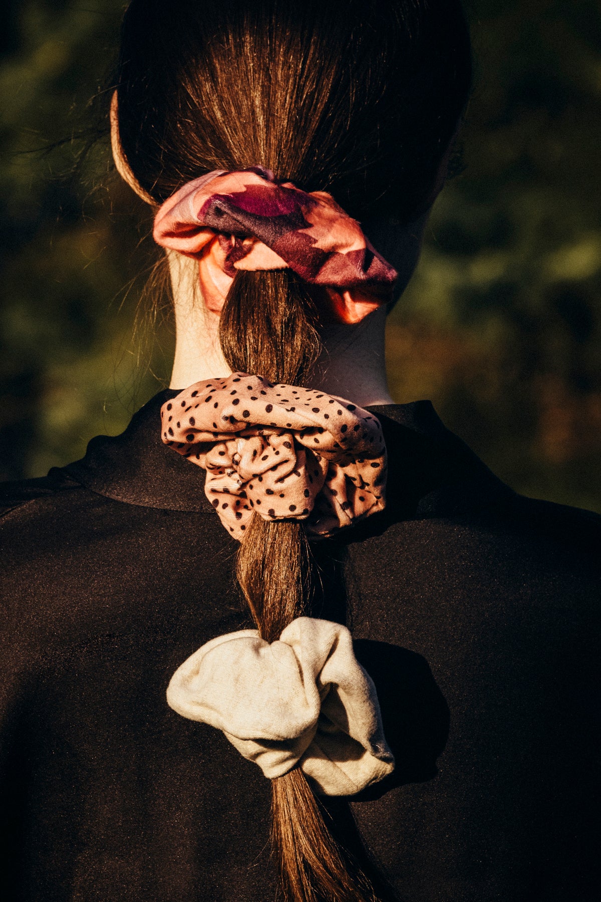Welurowa gumka do włosów scrunchie