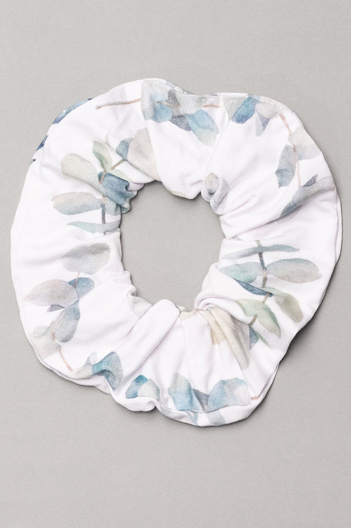 Wiskozowa gumka do włosów scrunchie – liściasty print_2